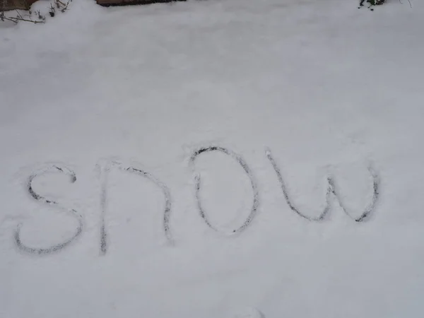 Het woord "sneeuw" geschreven in de sneeuw — Stockfoto