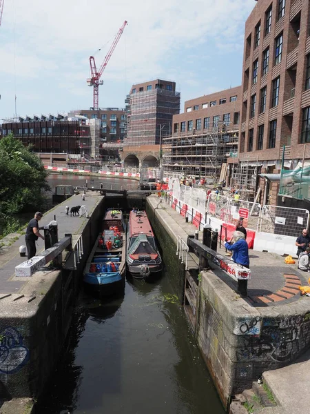 Regents Canal Camdenissa Lontoossa kaksi kapeaa venettä lukossa — kuvapankkivalokuva