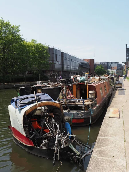 Quelques péniches sur le canal Regents près de Kings Cross à Londres — Photo