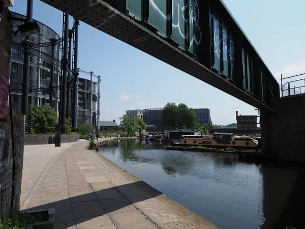 Une vue du réaménagement par le canal Regents près de Kings Cross, Londres — Photo