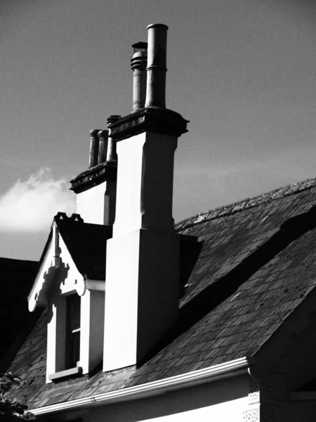 Blanco y negro, monocromo, imagen de una chimenea de la casa antigua alta y dormitorio ventana del techo —  Fotos de Stock