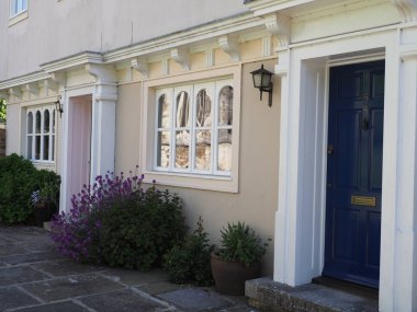 Wimborne Papazı Dorset, Uk ve tencerelerinde lavanta olan kilisenin yanındaki zarif evler.