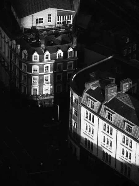 Foto in bianco e nero della luce solare che colpisce alcuni vecchi edifici al mattino, come si vede dal grattacielo Shard — Foto Stock