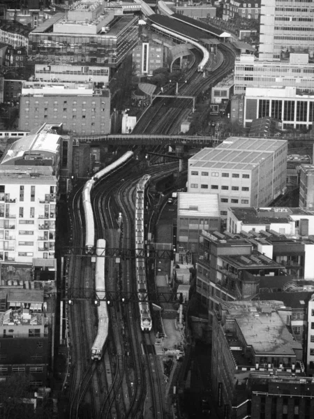 Letecký pohled z úlomku železničních tratí vedoucích z Waterloo East na nádraží London Bridge v černobílém — Stock fotografie