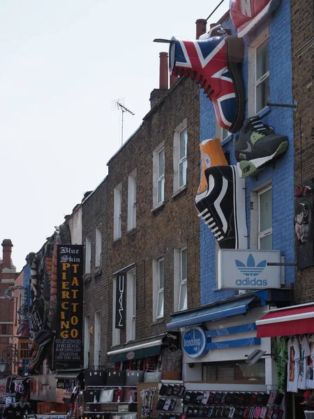 Geschäfte bei camden in london — Stockfoto