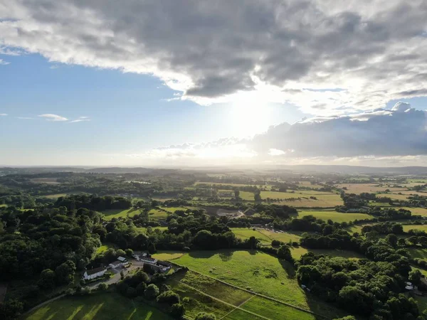 Belle campagne vue depuis le drone aérien tourné avec des nuages intéressants — Photo