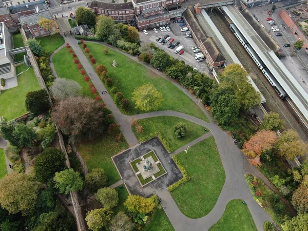 Una vista aérea de la estación central de Exeter con tren, Devon, Inglaterra, Reino Unido — Foto de Stock