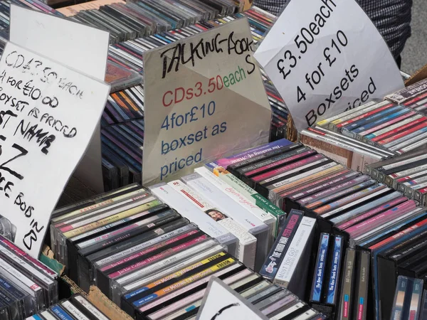 Närbild av en stapel av olika kompakta skivor, cds till salu på ett stall — Stockfoto