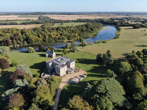 Luftaufnahme von crichel house, crichel, dorset, england, uk zeigt das Herrenhaus und den See — Stockfoto