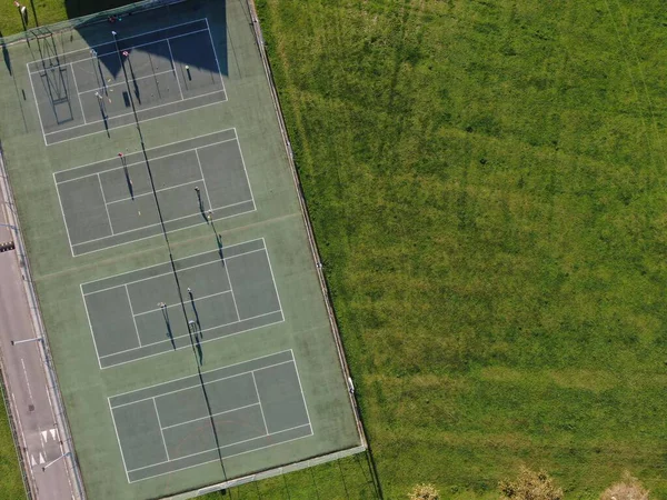 Vista aerea del parco che mostra campi da tennis al sole della sera — Foto Stock