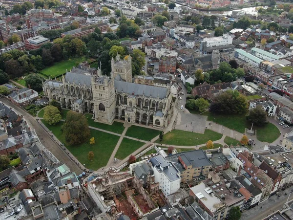 Une vue aérienne du centre-ville d'Exeter, Devon, Angleterre, Royaume-Uni montrant la cathédrale . — Photo