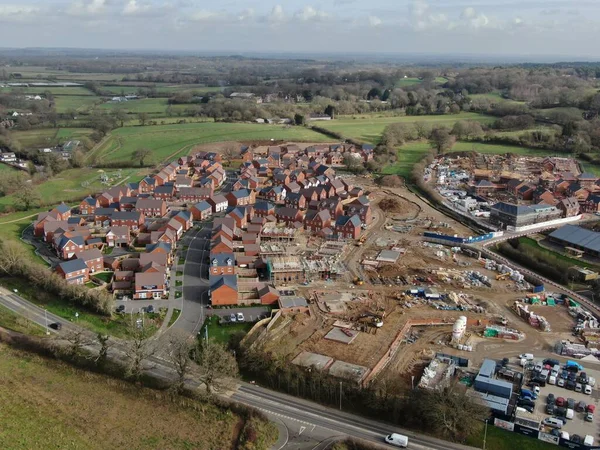 Wimborne, İngiltere, Uk kırsalında yeni konutlar inşa ediliyor.