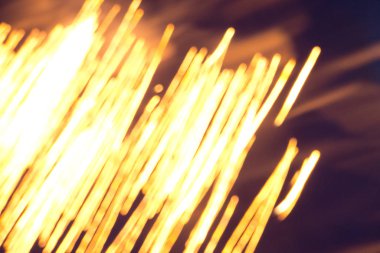 Soyut arkaplan ışığı deseni, koyu arkaplan üzerinde altın ateş ışığı çizgileri