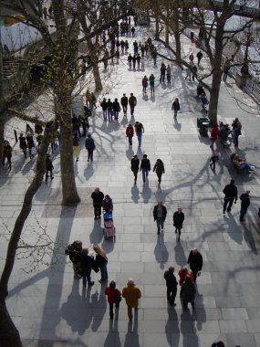 Londra 'da Güney Kıyısı' nda yürüyen insanların güçlü yönlü ışığa karşı yarı soyut görüşü farklı gölgeler oluşturur.