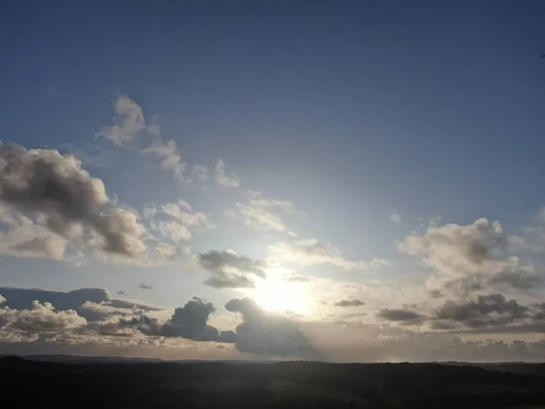 Blick auf den dramatischen bewölkten Himmel mit durchbrechender Sonne am Abend — Stockfoto