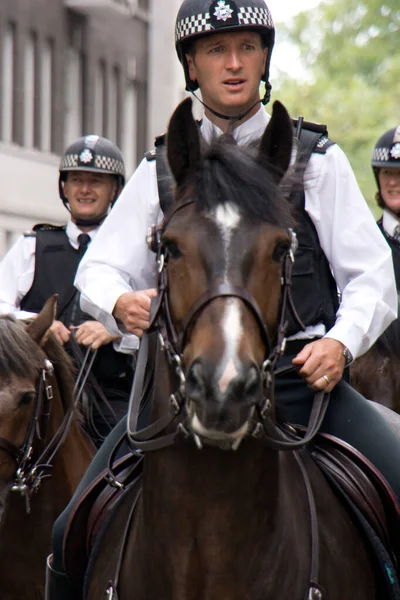 Metropolitane politieagenten in Londen, Engeland — Stockfoto