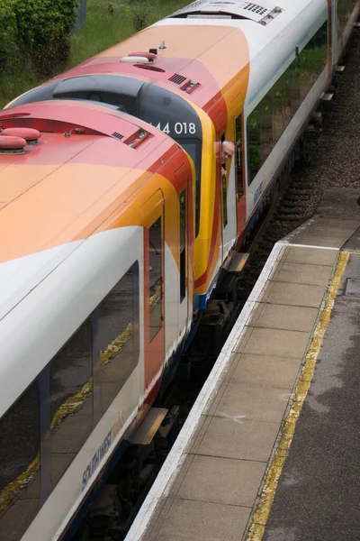 Zwei Züge erreichen einen Bahnhof in England — Stockfoto