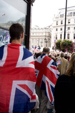 Sendika bayrakları ve Londra, İngiltere 'deki sendika soygunlarında arkadan iki adam görüldü.