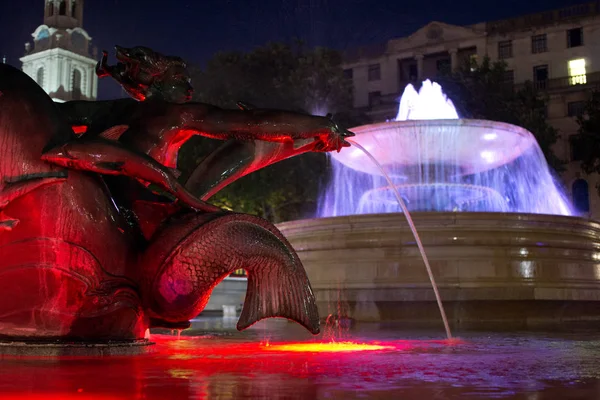 Plan nocturne d'une statue illuminée et de fontaines à Trafalgar Square, Londres, Angleterre — Photo