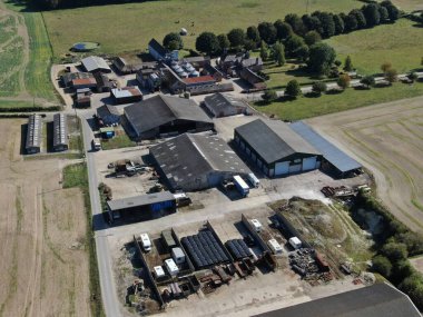 Düzenli binaları ve tarlalarla çevrili modern çiftlik arazisinin havadan görünüşü