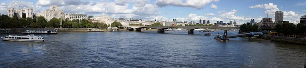 泰晤士河全景显示桥与天际线 — 图库照片