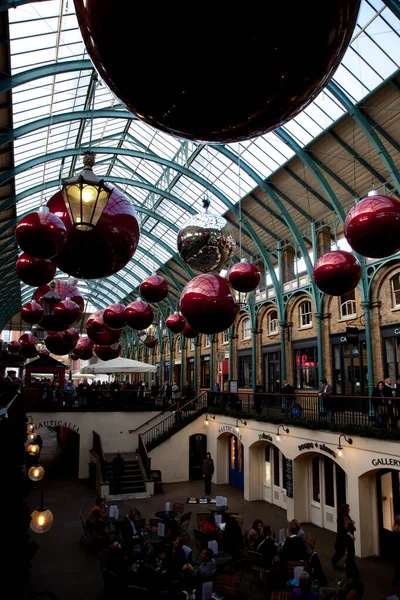 Jättestora julgranskulor hängde från taket på Covent Garden i London — Stockfoto