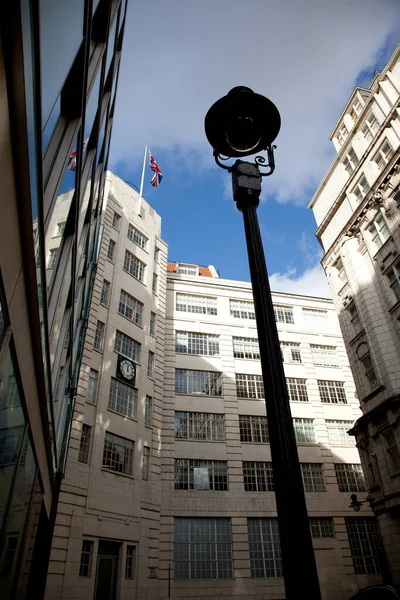 Un bâtiment de style art déco à Londres, en Angleterre, avec le drapeau de l'Union flottant du haut — Photo