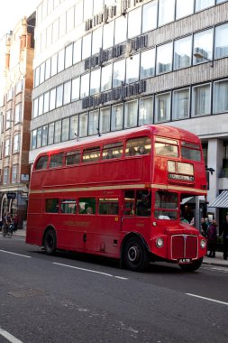 Londra 'daki Tower Hill' e giden 15 numaralı yolda eski bir Routemaster Londra otobüsü var.