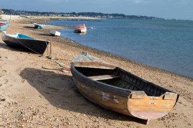 Birleşik Krallık 'ta Poole Limanı yakınlarındaki sahilde bazı sandallar var.