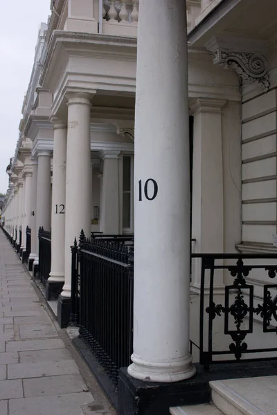 Élégante rangée de maisons classiques à Londres, Angleterre avec le numéro 10 et le numéro 12 visible — Photo