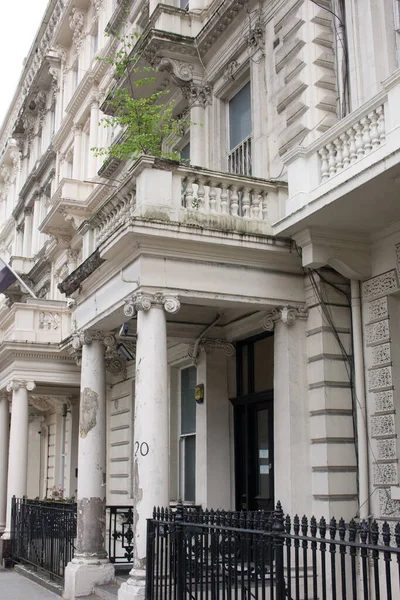 Londra, İngiltere, Uk 'taki yıpranmış ve yıpranmış boyalar ve lekeli binaların köhne klasik terası