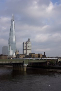 Londra 'daki Çömlek Kulesi' nde Thames nehri ve köprüden geçen bir tren görüldü.