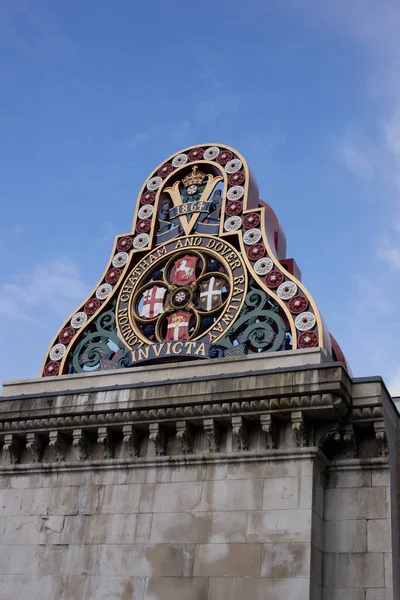 Très décoratif pont ferroviaire victorien ferronnerie London, Chatham and Dover Railway Company sceau à Londres — Photo