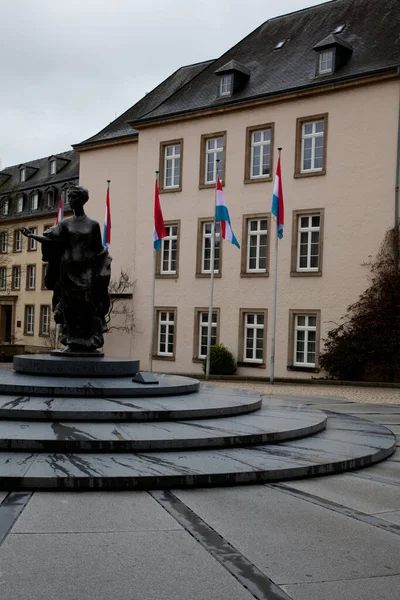 Uma estátua de Charlotte, Grã-Duquesa, Clairefontaine Square, Luxemburgo cidade, Europa — Fotografia de Stock