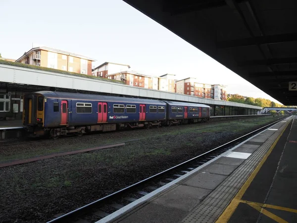 Ein kurzer Personenzug am Exeter Central Station in Devon, England, Vereinigtes Königreich — Stockfoto