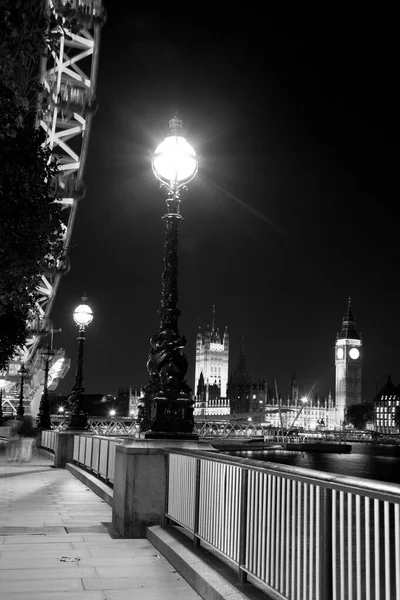 Nocny monochromatyczny portret South Bank w Londynie pokazujący Big Bena i Izby Parlamentu — Zdjęcie stockowe