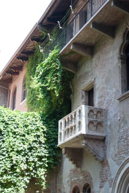 Romeo ve Juliets Verona, İtalya 'da balkonda