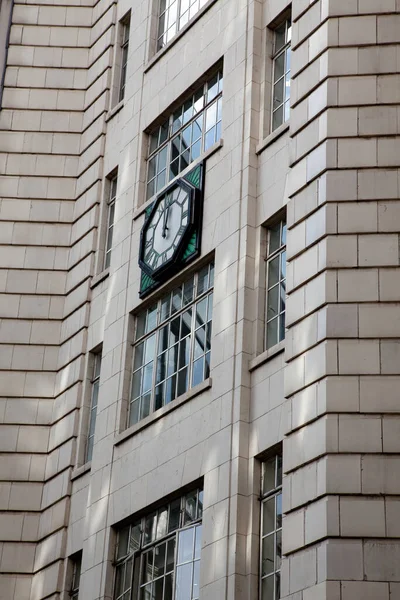 Un immeuble de bureaux art déco avec horloge octogonale sur le mur — Photo