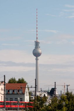Berlin 'in ünlü televizyon kulesi ön planda S-bahn treniyle telefoto çekiminde görüldü.