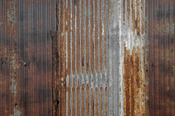 arka plan olarak paslı oluklu demir