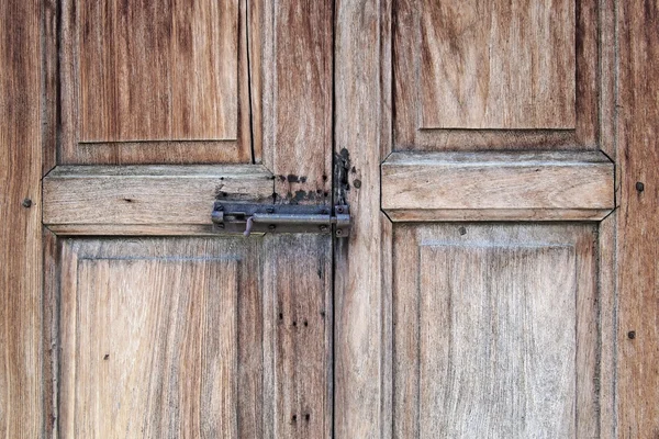 Stare drzwi przykręcone na drewniane drzwi — Zdjęcie stockowe