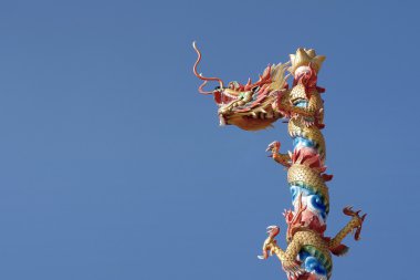  Gökyüzü arka planında Çin ejderhası        