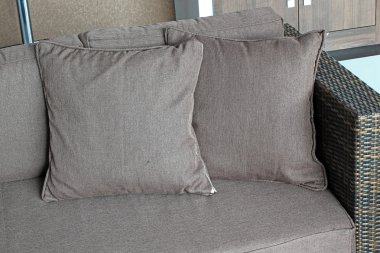 oturma odasında kanepede yastık