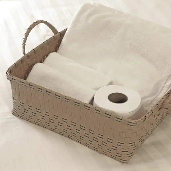 Ręczniki i papier toaletowy — Zdjęcie stockowe