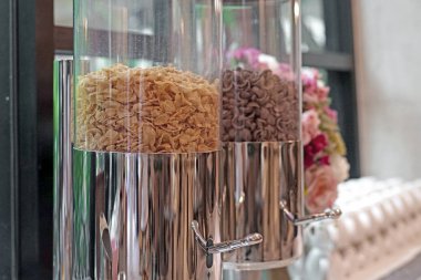 Açık büfe masada Mısır gevreği Mısır gevreği