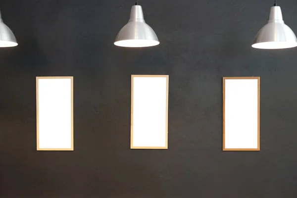 Puste ramki na ścianie z oświetleniem — Zdjęcie stockowe