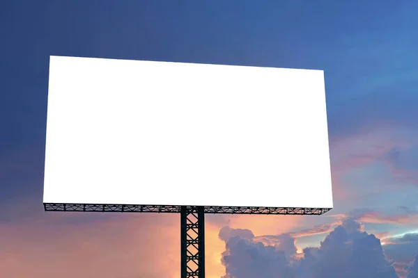 Tom billboard för annonsering på vacker himmel bakgrund — Stockfoto