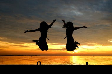 denize atlama kadın silüeti