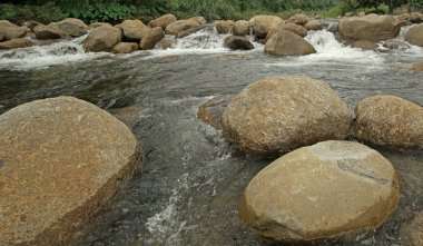 taş ve dağ dere içinde su