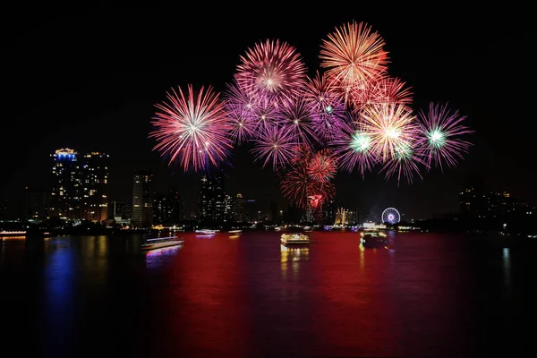 川の上の大きな花火 — ストック写真